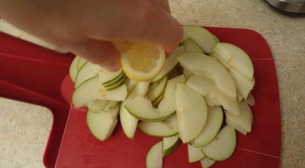 Салат из куриной печени и груши с маринованной вишней, пошаговый рецепт с фото