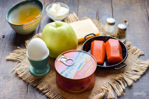 Слоеный салат с тунцом и яблоком