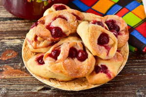 Булочки "Улитки" с вишней Булочки "Улитки" с вишней