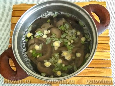 Почки свиные, тушенные с солеными огурцами