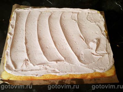 Бисквитный рулет с клубничным кремом из творожного сыра и варенья