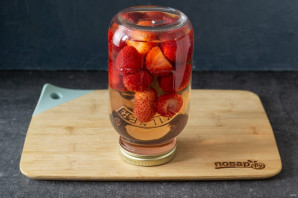 Рецепт компота из клубники на зиму