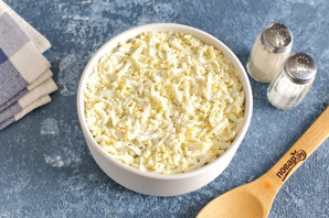 Слоеный салат с окорочком Слоеный салат с окорочком