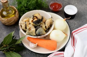 Жареные рапаны с луком и морковью в томатном соусе