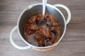 Тушеная говядина в пиве с черносливом