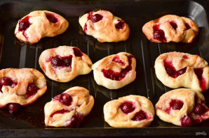 Булочки "Улитки" с вишней Булочки "Улитки" с вишней