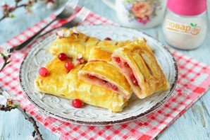 Слойки из слоеного теста с клюквой