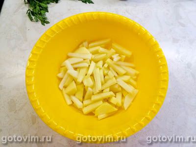 Куриный суп с овощами и вареным яйцом