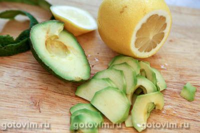 Рисовый салат с креветками, авокадо и манго