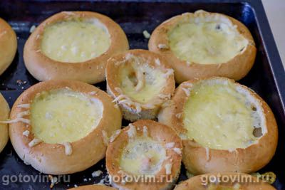 Фаршированные бублики с колбасой и сыром в духовке