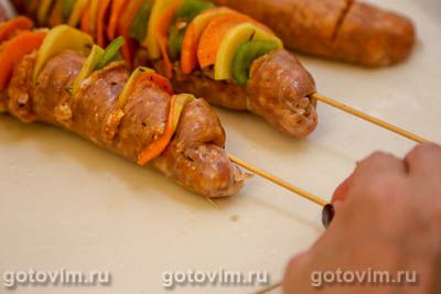Колбаски для жарки с овощами и сыром на шпажках Колбаски для жарки с овощами и сыром на шпажках