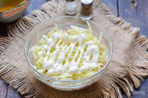 Слоеный салат с тунцом и яблоком