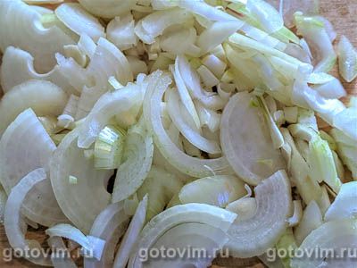 Минтай в молоке, тушенный с луком и зеленью