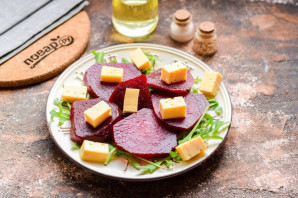 Салат из свеклы с кедровыми орешками