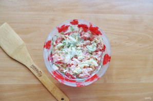 Салат с перепелиными яйцами и крабовыми палочками