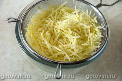 Запеканка из тертой картошки с мясными фрикадельками 