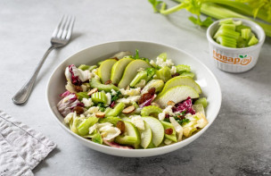 Салат с сельдереем и грушей Салат с сельдереем и грушей