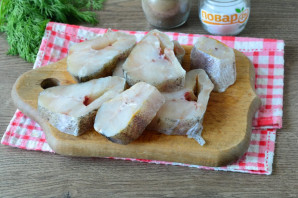 Минтай с бульоном в сковороде