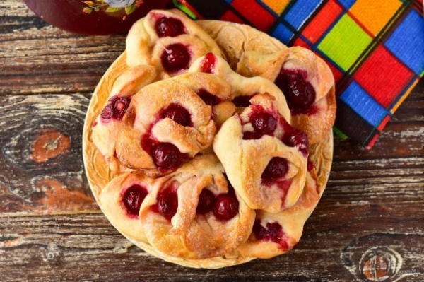 Булочки "Улитки" с вишней Булочки "Улитки" с вишней