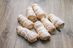 Слоеные трубочки со взбитыми сливками