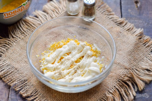 Слоеный салат с тунцом и яблоком