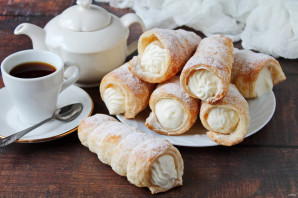 Слоеные трубочки со взбитыми сливками