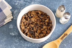 Слоеный салат с окорочком Слоеный салат с окорочком