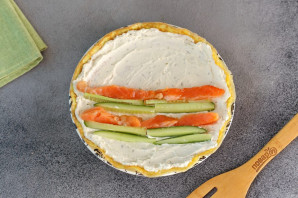 Яичный рулет с красной рыбой Яичный рулет с красной рыбой