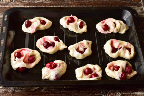 Булочки "Улитки" с вишней Булочки "Улитки" с вишней