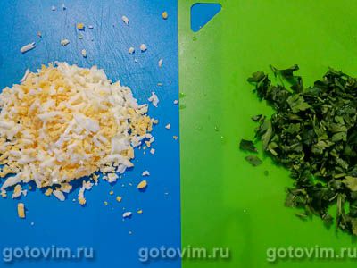 Куриный суп с овощами и вареным яйцом