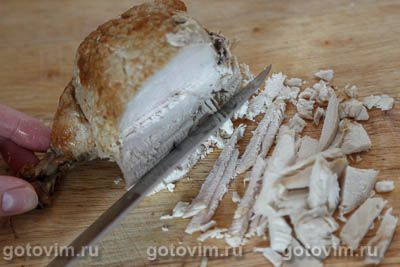 Салат из курицы с зеленой редькой и вяленой клюквой