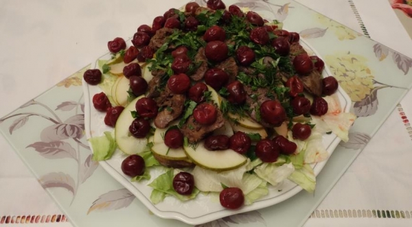 Салат из куриной печени и груши с маринованной вишней, пошаговый рецепт с фото