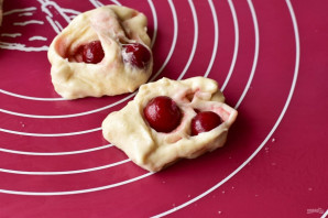 Булочки "Улитки" с вишней Булочки "Улитки" с вишней