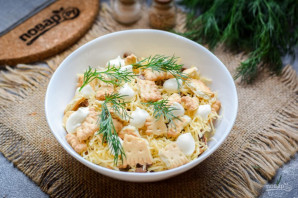 Салат с тунцом и крекерами