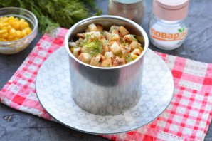 Слоеный салат с курицей и сухариками