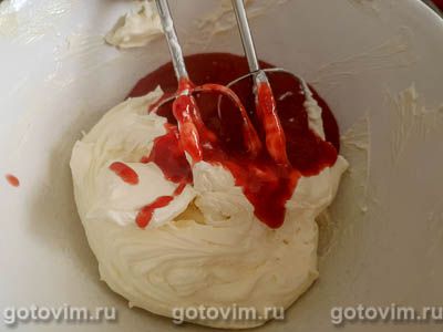 Бисквитный рулет с клубничным кремом из творожного сыра и варенья