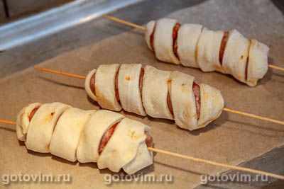 Колбаски на шпажках в слоеном тесте