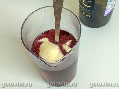 Десерт из красной смородины в желе из вина