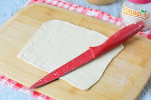 Слойки из слоеного теста с клюквой