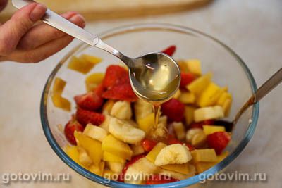 Фруктовый салат-коктейль с клубникой, бананами и манго