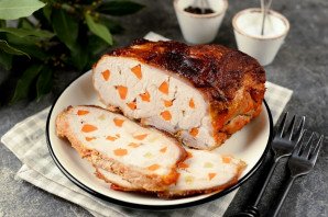 Буженина с морковью и чесноком Буженина с морковью и чесноком