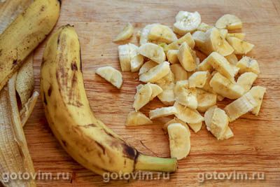 Фруктовый салат-коктейль с клубникой, бананами и манго