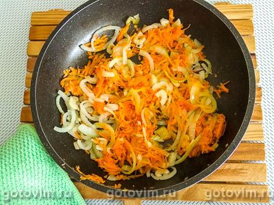 Почки свиные, тушенные с солеными огурцами