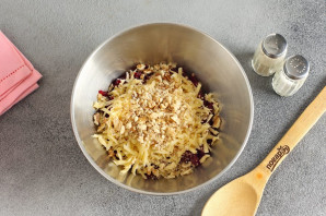 Свекла с сыром и орехами