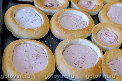 Фаршированные бублики с колбасой и сыром в духовке
