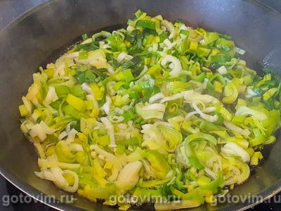 Пасхальный пирог с яйцами и зеленью