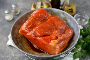 Буженина с морковью и чесноком Буженина с морковью и чесноком