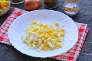 Слоеный салат с курицей и сухариками