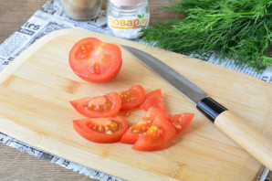 Салат с картошкой фри и колбасой