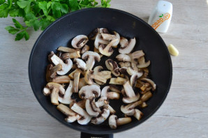 Салат с яичными блинчиками и шампиньонами